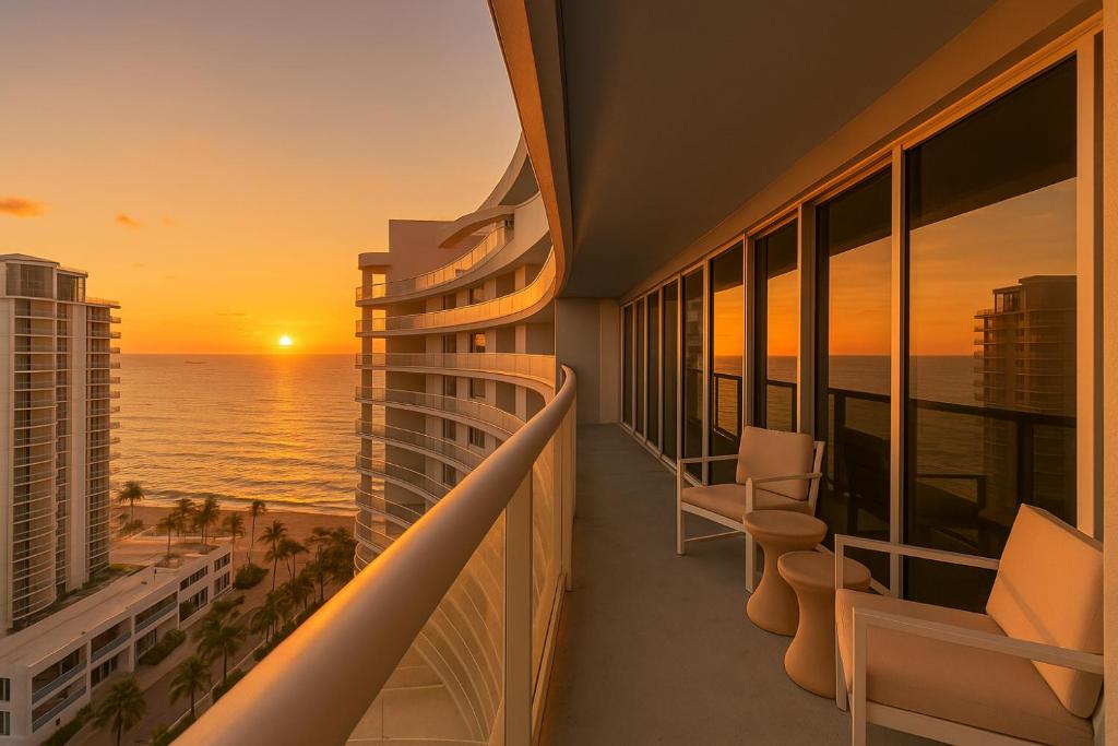 balcone con vista sull'oceano al tramonto di 2BR W Resort, Birds eye view of it all, Professionally Designed a Fort Lauderdale