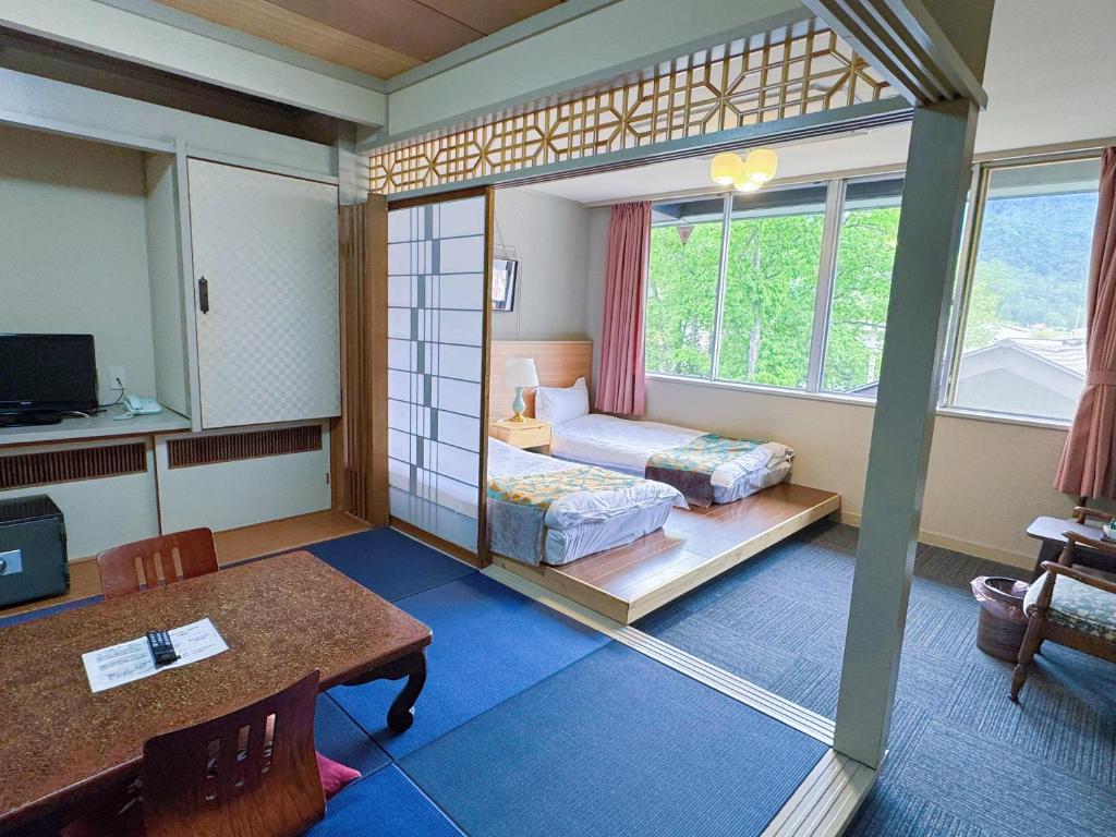 Postel nebo postele na pokoji v ubytování Kurobe Sunvalley Hotel