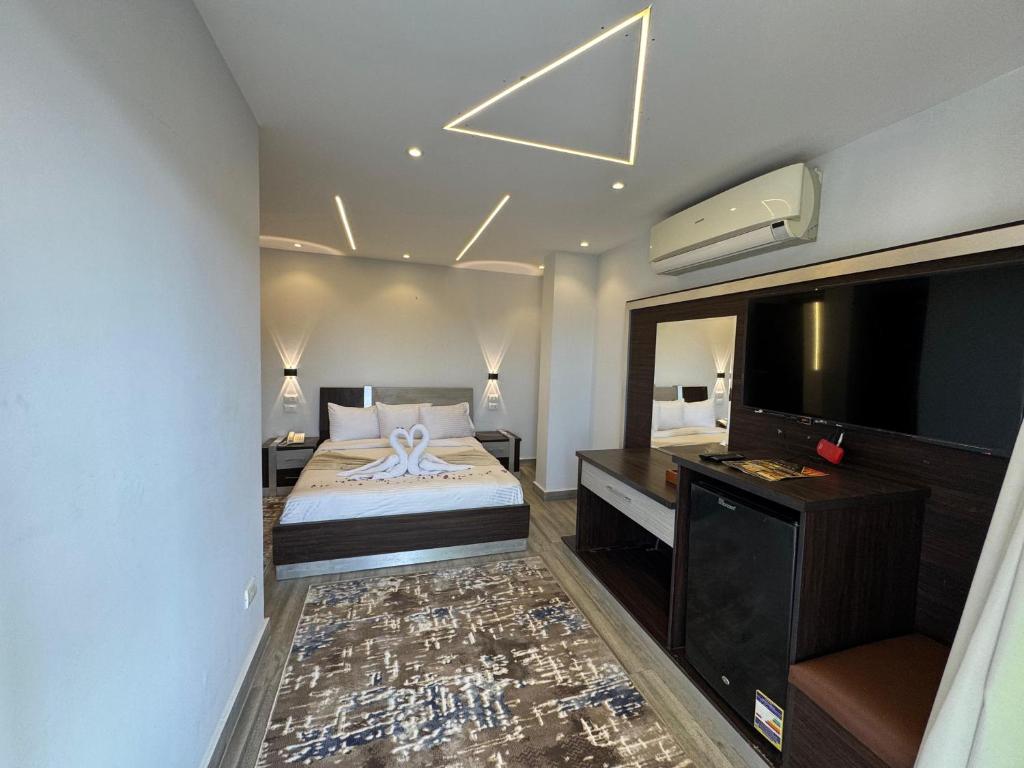 Postel nebo postele na pokoji v ubytování Kayan Pyramids Hotel