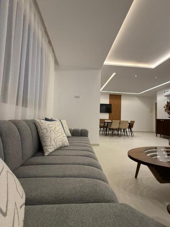 Posezení v ubytování Rmilat Garden N8 vue sur la piscine