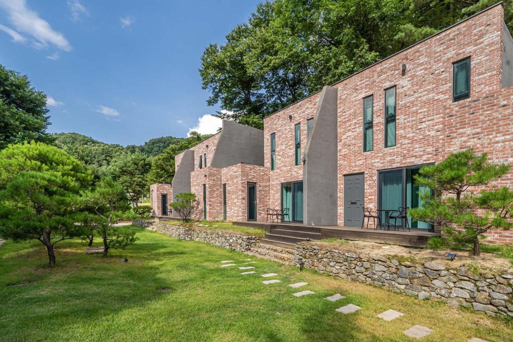 Aed väljaspool majutusasutust Gapyeong Pension The Q24 Spa N Pool Villa