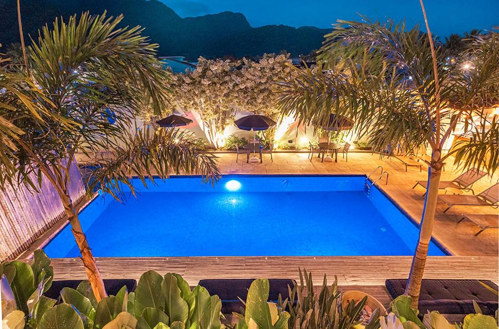 A piscina localizada em Pousada Azul da Cor do Mar ou nos arredores