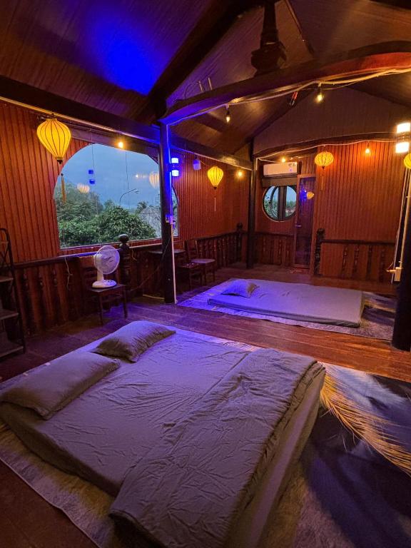Giường trong phòng chung tại Hương Sen Quán - Tây Ninh