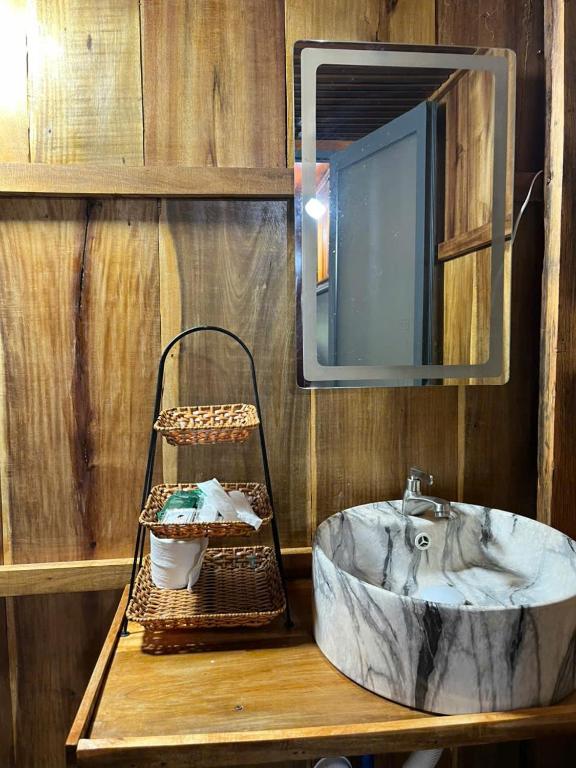 Phòng tắm tại Hương Sen Quán - Tây Ninh