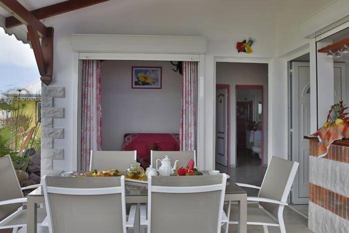 Balkón nebo terasa v ubytování Gîte Orchidée piscine commune