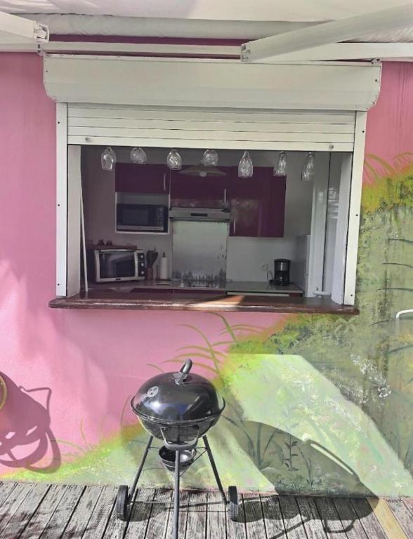 Kuchyň nebo kuchyňský kout v ubytování Gîte Orchidée piscine commune