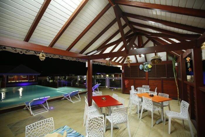 Bazén v ubytování Gîte Orchidée piscine commune nebo v jeho okolí