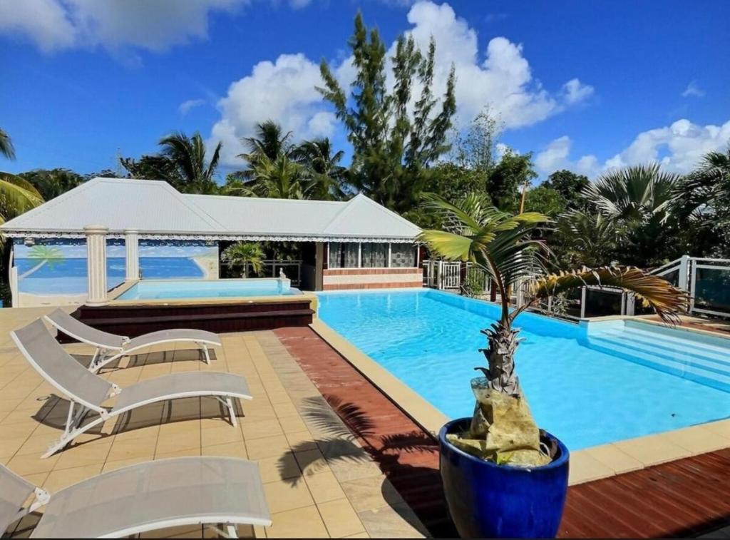 Bazén v ubytování Gîte Orchidée piscine commune nebo v jeho okolí