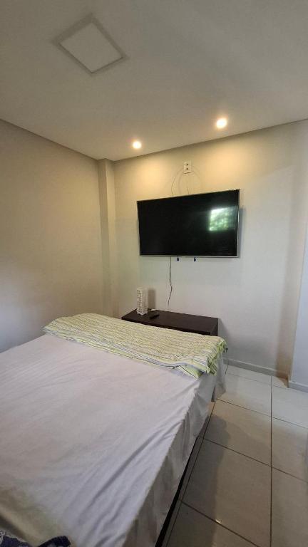 Μια τηλεόραση ή/και κέντρο ψυχαγωγίας στο Quarto Duplo com cama extra, banheiro privativo e cozinha