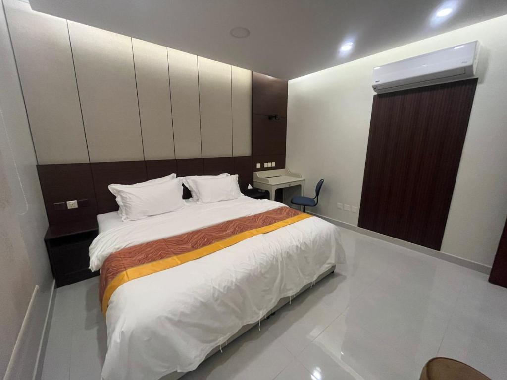 a bedroom with a large bed in a room at Leanitai luxury 1-BR Apartment-203 at Qatif شقة فاخرة بغرفة نوم واحدة in Tārūt
