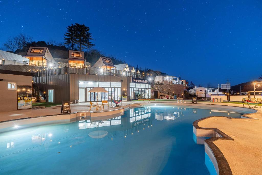 Bazén v ubytování Violin Glamping Caravan nebo v jeho okolí