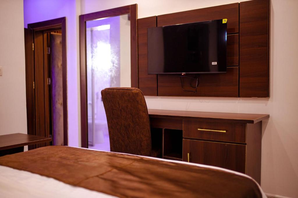 TV a/nebo společenská místnost v ubytování Hilton Euphoria Hotel