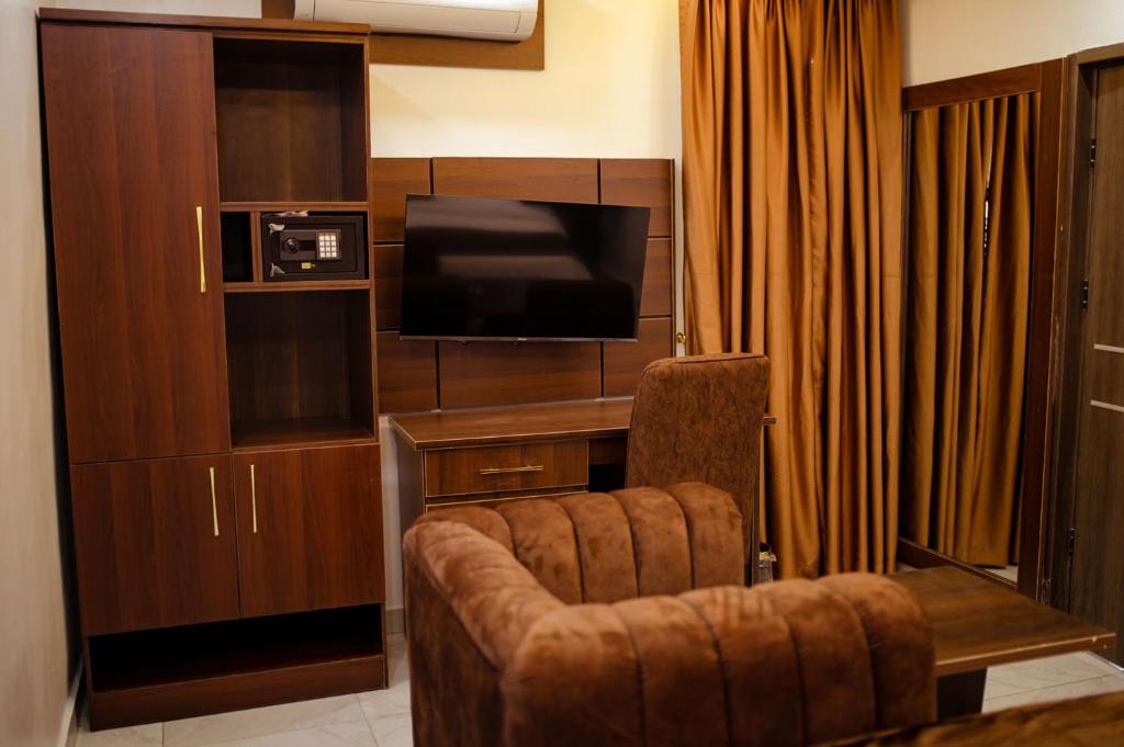 TV a/nebo společenská místnost v ubytování Hilton Euphoria Hotel