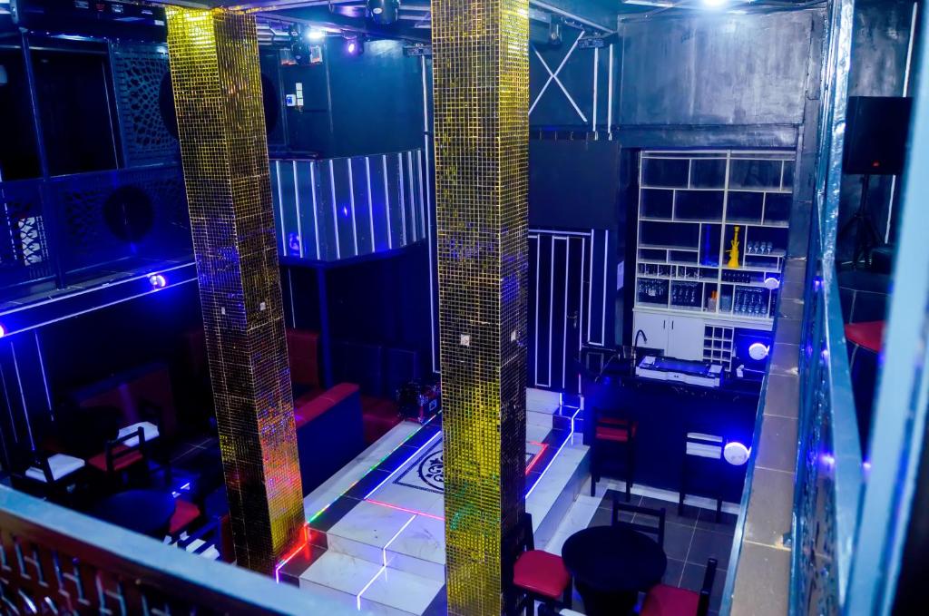 Večerní zábavní program pro hosty v ubytování Hilton Euphoria Hotel