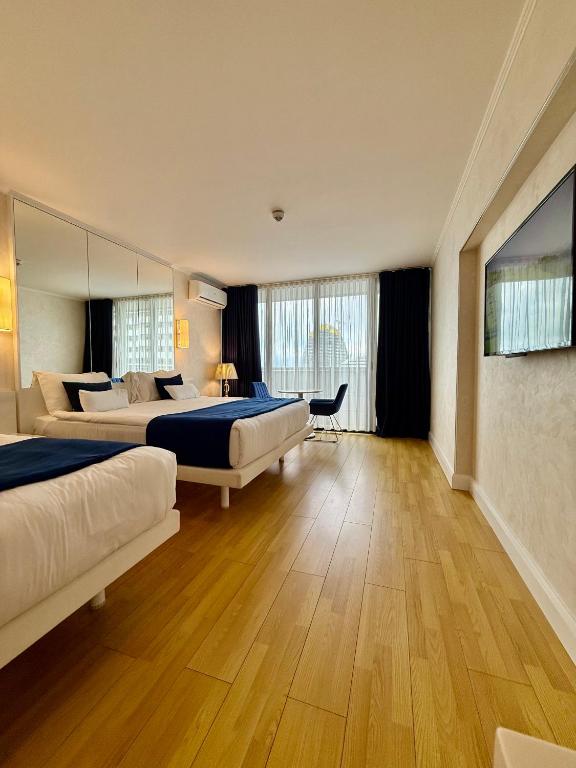 Postel nebo postele na pokoji v ubytování Luxury Batumi Hotel