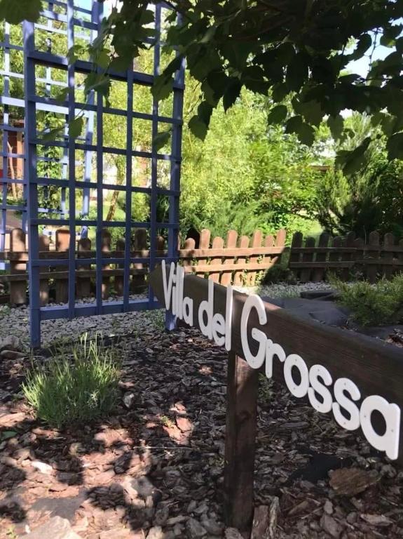 Zahrada ubytování Villa del Grossa Будинок з каміном та чаном на дровах