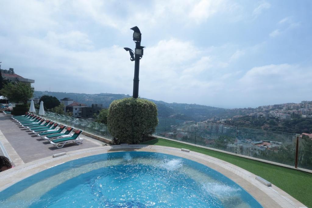 Nespecifikovaný výhled na hory nebo výhled na hory při pohledu z hotelu