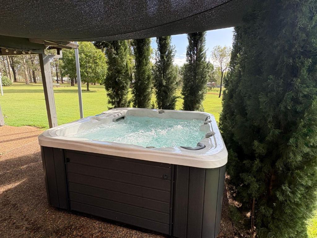 Blaxlands Homestead with Hot Tub walk to Concerts, Weddings and Wineries - Casa De Cinco Dormitorios