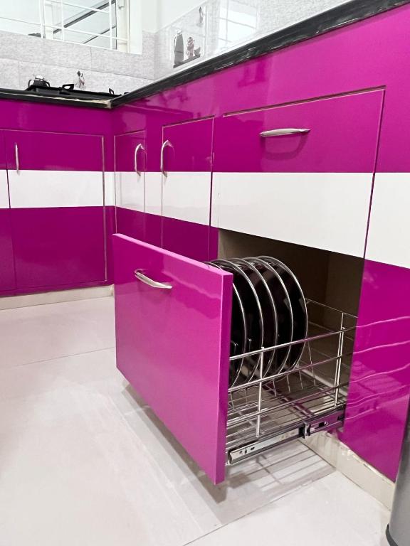 Kuchyň nebo kuchyňský kout v ubytování Abode Stayz Service Apartments