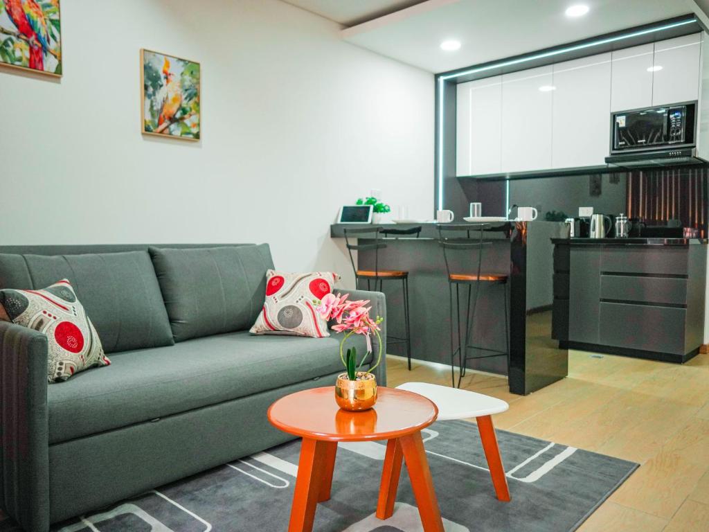 a living room with a couch and a table at Modern Studio Equipetrol in Santa Cruz de la Sierra