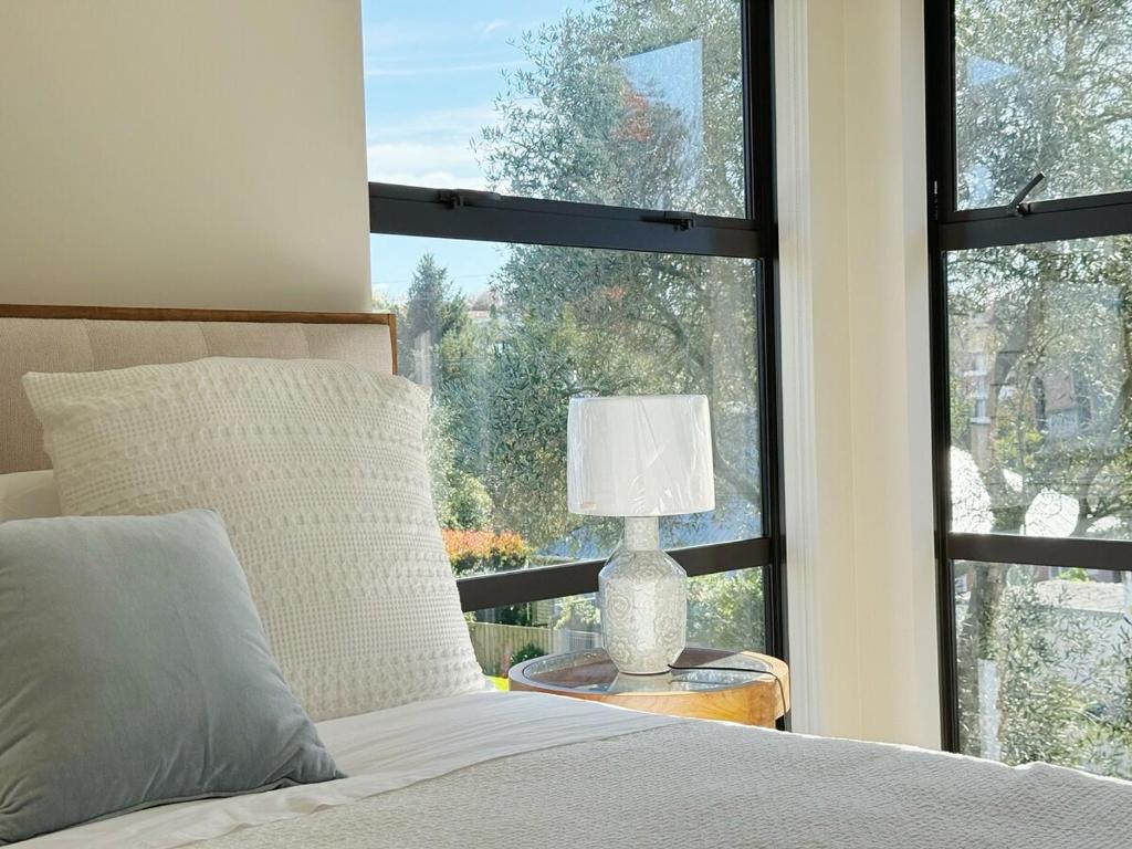 Brand-New Luxury 5 bedroom house in Epsom - Resim 16