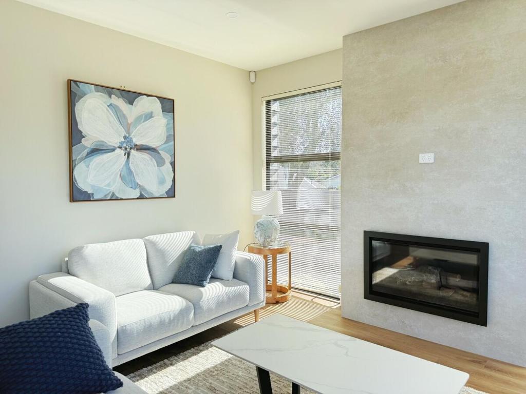 Brand-New Luxury 5 bedroom house in Epsom - Resim 17