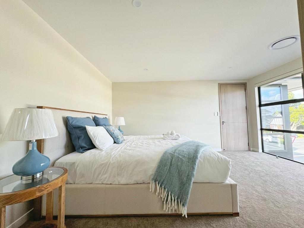 Brand-New Luxury 5 bedroom house in Epsom - Resim 18