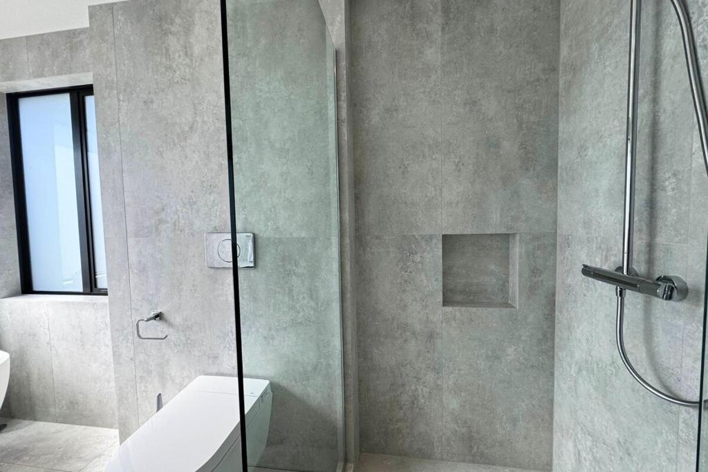 Brand-New Luxury 5 bedroom house in Epsom - Resim 24