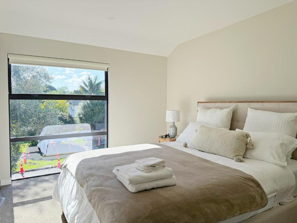 Brand-New Luxury 5 bedroom house in Epsom - Resim 2