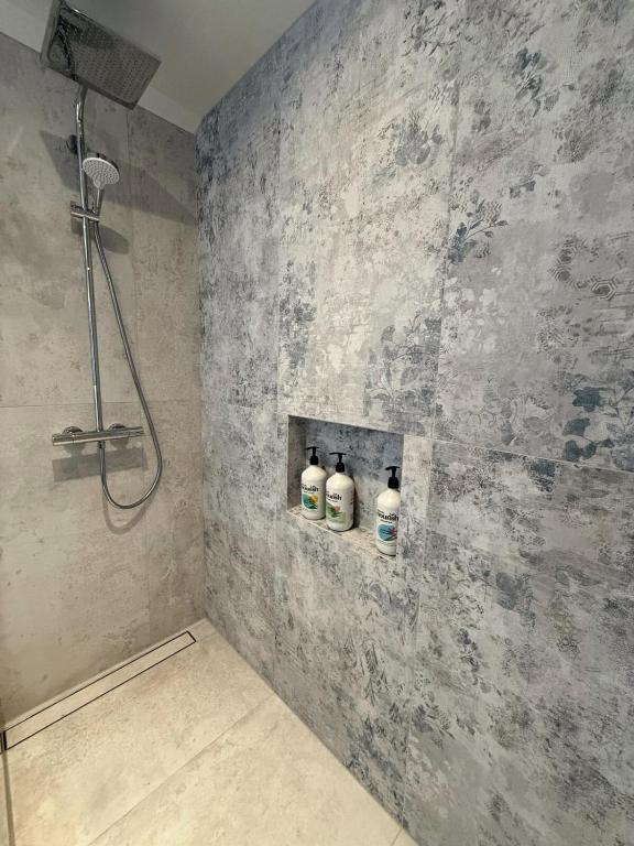 Brand-New Luxury 5 bedroom house in Epsom - Resim 29