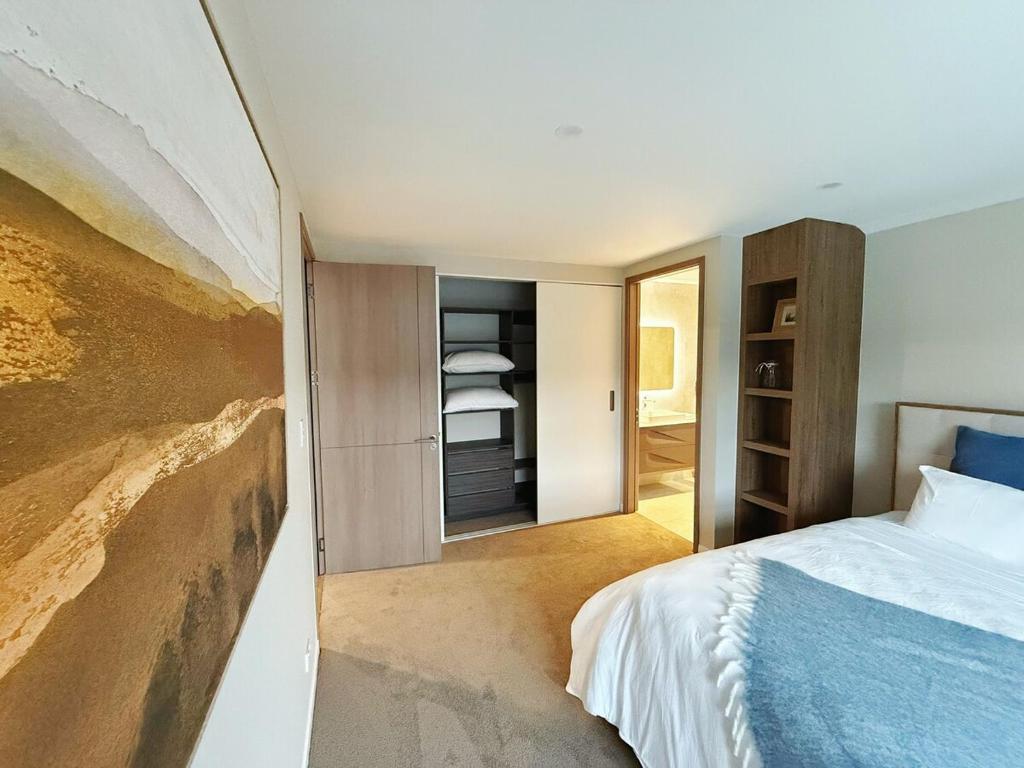 Brand-New Luxury 5 bedroom house in Epsom - Resim 30