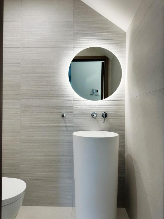 Brand-New Luxury 5 bedroom house in Epsom - Resim 31