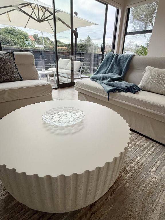 Brand-New Luxury 5 bedroom house in Epsom - Resim 32