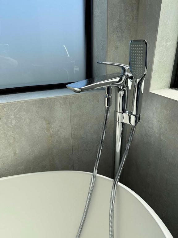 Brand-New Luxury 5 bedroom house in Epsom - Resim 34