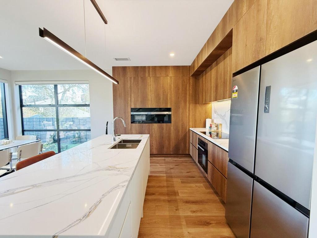 Brand-New Luxury 5 bedroom house in Epsom - Resim 11