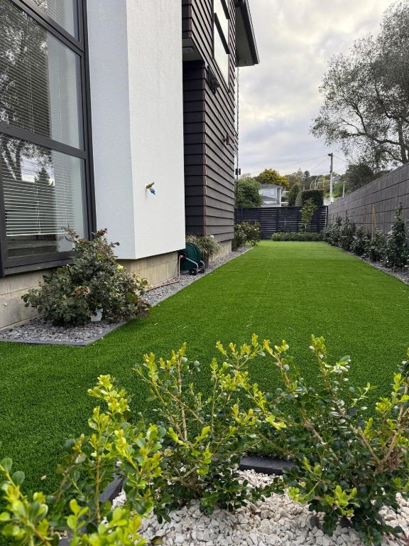 Brand-New Luxury 5 bedroom house in Epsom - Resim 36