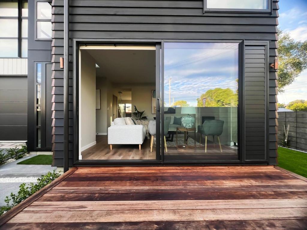 Brand-New Luxury 5 bedroom house in Epsom - Resim 38