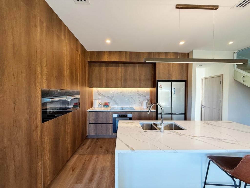 Brand-New Luxury 5 bedroom house in Epsom - Resim 10