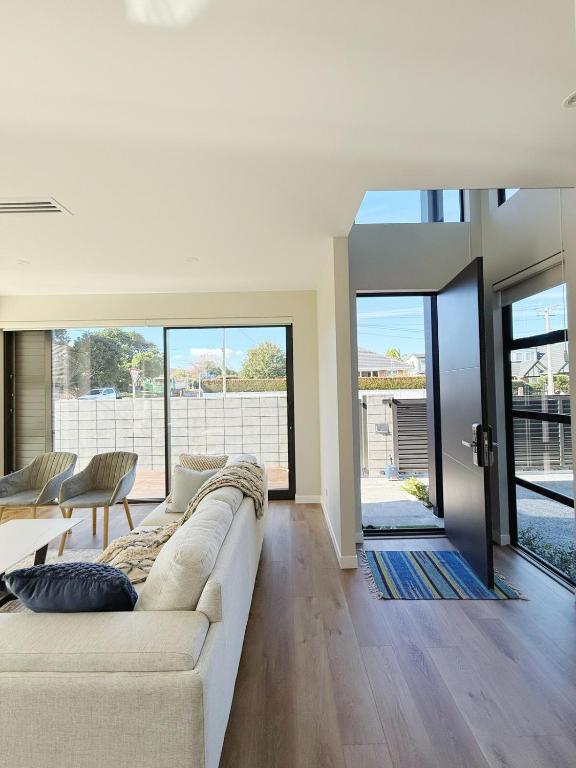 Brand-New Luxury 5 bedroom house in Epsom - Resim 13