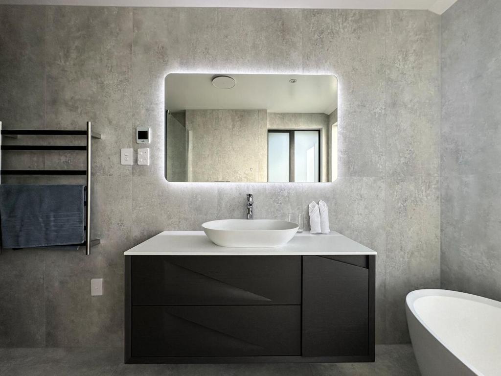 Brand-New Luxury 5 bedroom house in Epsom - Resim 3