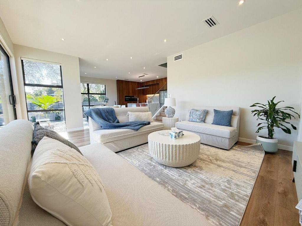 Brand-New Luxury 5 bedroom house in Epsom - Resim 40