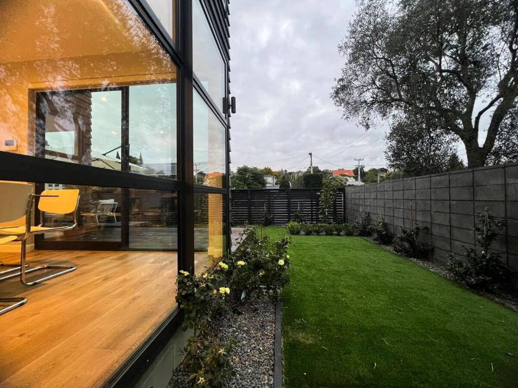 Brand-New Luxury 5 bedroom house in Epsom - Resim 42