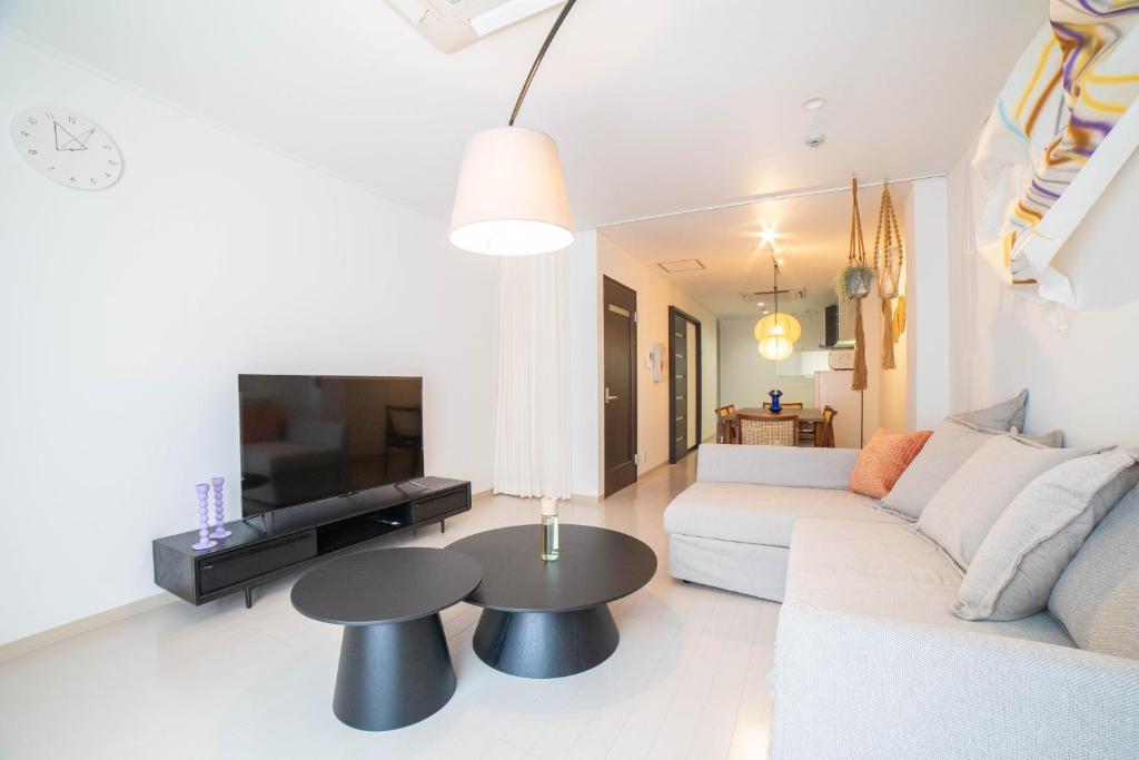 Leisure Stay Osaka USJ, 10min Universal Studio Japan, 11min to Namba and Shinsaibashi, 147m2 for 10ppl, Whole House Rental, Family kids friendly, 25m2 roof balcony, Gym&Yoga