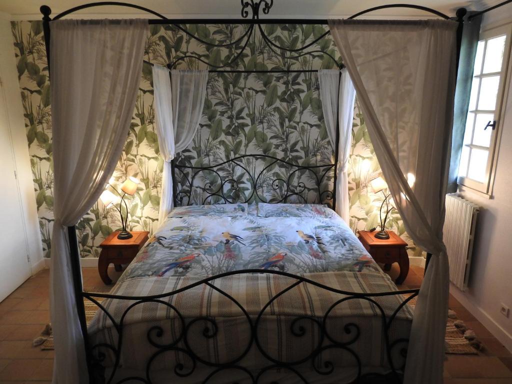 - une chambre dotée d'un lit à baldaquin avec des oiseaux dans l'établissement GITE de LAS TREILLES, à Puylaroque