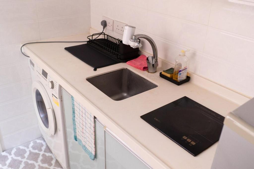 Kuchyň nebo kuchyňský kout v ubytování Cozy flat in Hong Kong
