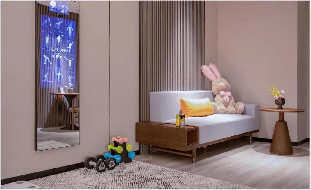 Un pat sau paturi într-o cameră la UrCove by HYATT Futian CBD-毗邻福田站和星河COCO Park 尊享免费迷你吧