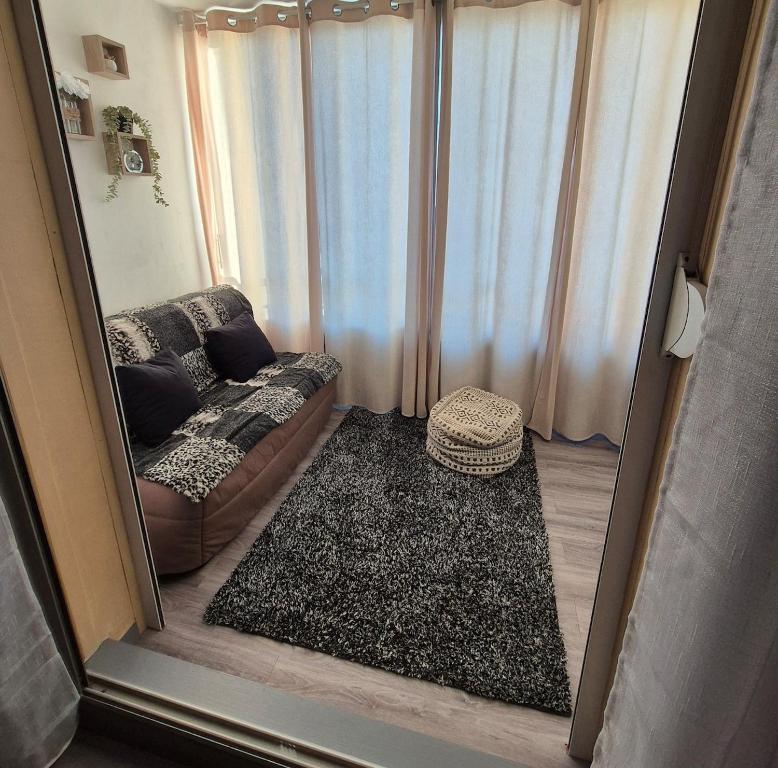 un salon avec un canapé et une fenêtre dans l'établissement Joli T2 place parking 4 pers, à Cavalaire-sur-Mer