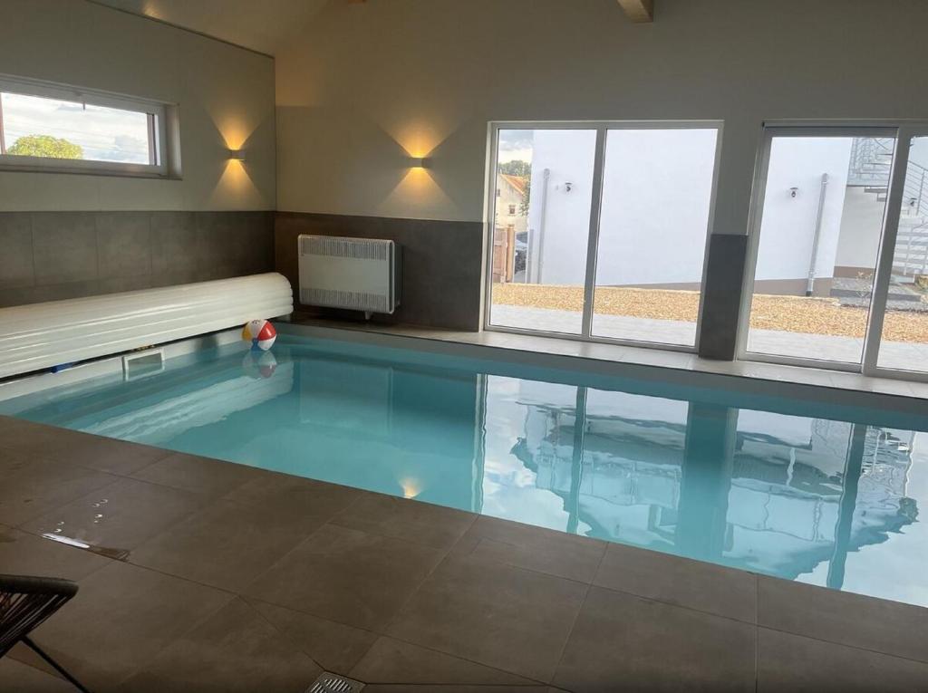 Πισίνα στο ή κοντά στο Feriendomizil im Saarschleifenland - Ferienhaus Gätschenberger