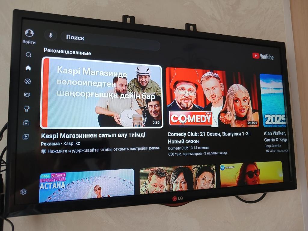 a television screen with a bunch of people on it at Апартаменты в центре города со смарт тв и Wi-Fi in Karagandy