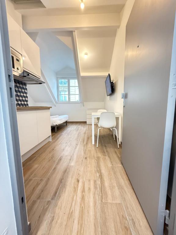 une cuisine et un coin repas avec une table et une cuisine ainsi qu'une chambre dans l'établissement Cocoon in the 16th Eiffel Tower and Roland Garros, à Paris